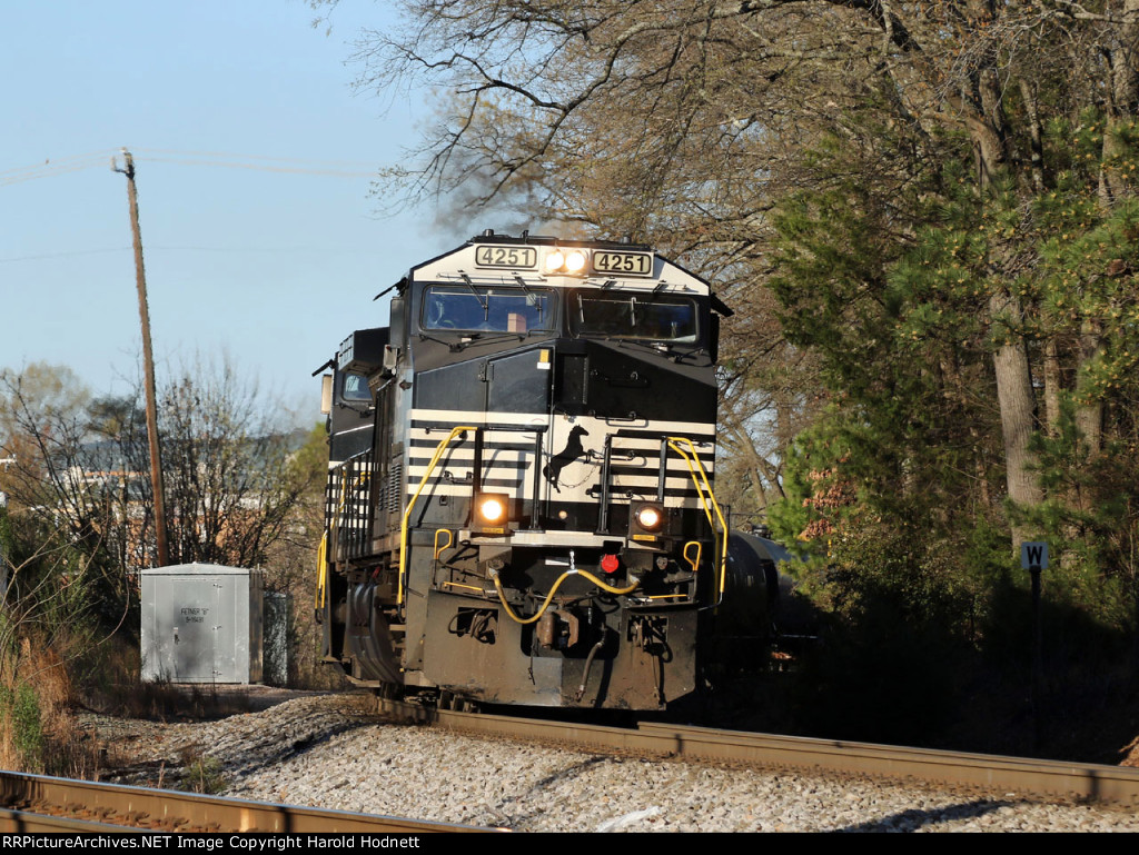 NS 4251 leads train 350 around the curve at Fetner